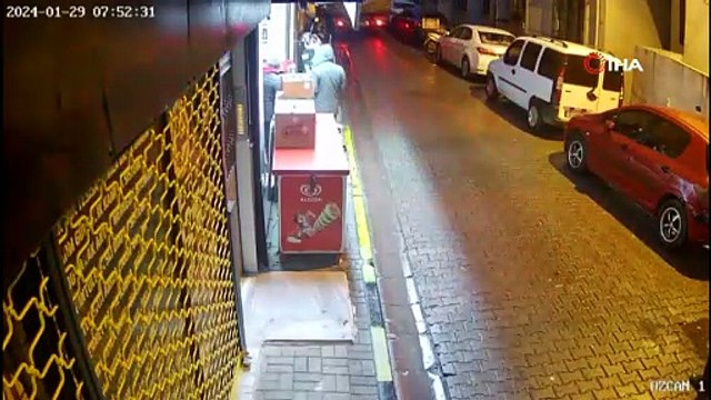 İstanbul'da kamyon terörü: Sokaktaki araçlara çarpa çarpa ilerledi