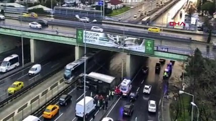 Beylikdüzü'nde kamyon devrildi: Yol trafiğe kapandı