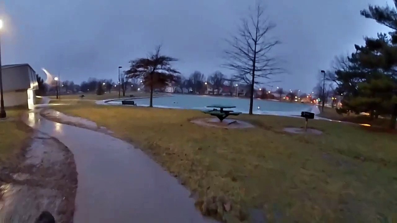 Polícia 2 dois "simpáticos labradores" presos em lago de gelo. Há vídeo