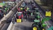 Los agricultores cumplen su amenaza, Macron convoca su gabinete de crisis
