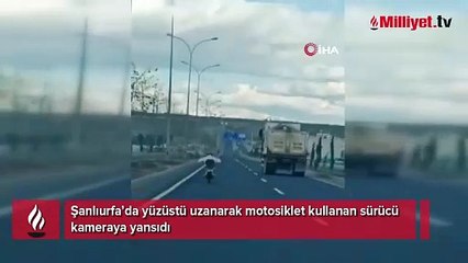 Yüzüstü uzanarak motosiklet kullanan sürücü kameraya yansıdı