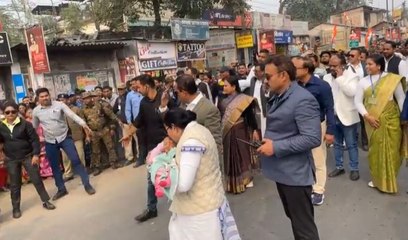Rahul-এর ন্যায় যাত্রার পরদিনই উত্তরের রাস্তায় নামলেন Mamata, জনসংযোগে গিয়ে কী করে বসলেন CM?