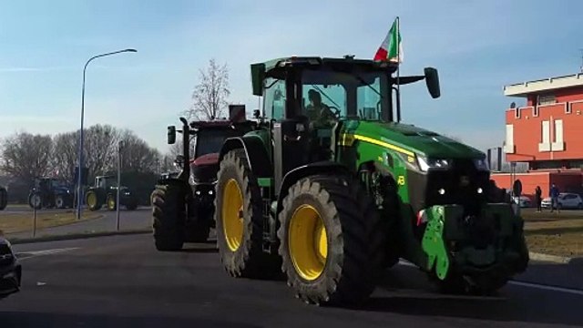 Brescia, agricoltori in corteo con i propri trattori