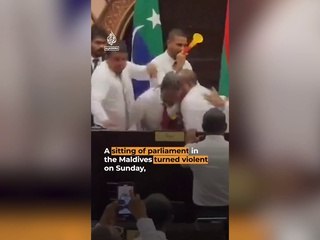 Maldivler'de mecliste tekmeler havada uçuştu, vekiller birbirine saldırdı