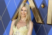 Claudia Schiffer ose le sac le plus original de la saison sur le tapis rouge