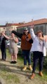 Le convoi de tracteurs qui vient de partir d'Agen en direction de Paris afin de bloquer le marché de Rungis rencontre beaucoup de soutien le long des routes et dans de nombreux villages.