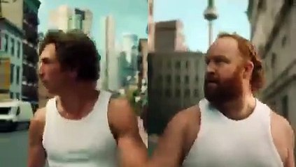 Una cervecería alemana parodia el anuncio de Calvin Klein con Jeremy Allen White y se vuelve viral