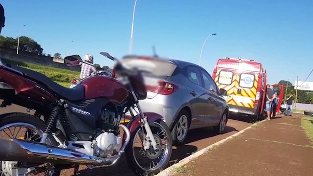 Motociclista fica ferido após colisão com carro no viaduto da Rua Jacarezinho