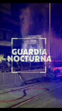 #Preliminar Un tráiler ardió en llamas tras impactarse contra la estructura de la estación 5 de Mayo de Mi Macro Periférico, el chófer logró salir ileso #GuardiaNocturna