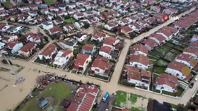 İstanbul'da dere taştı; sokakları su bastı