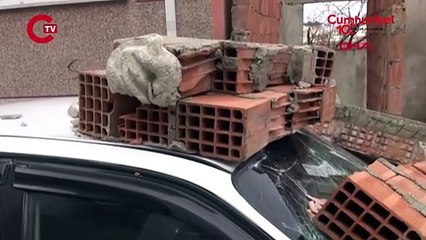 Faciadan dönüldü: Dükkanın duvarı, otomobilin üzerine devrildi!