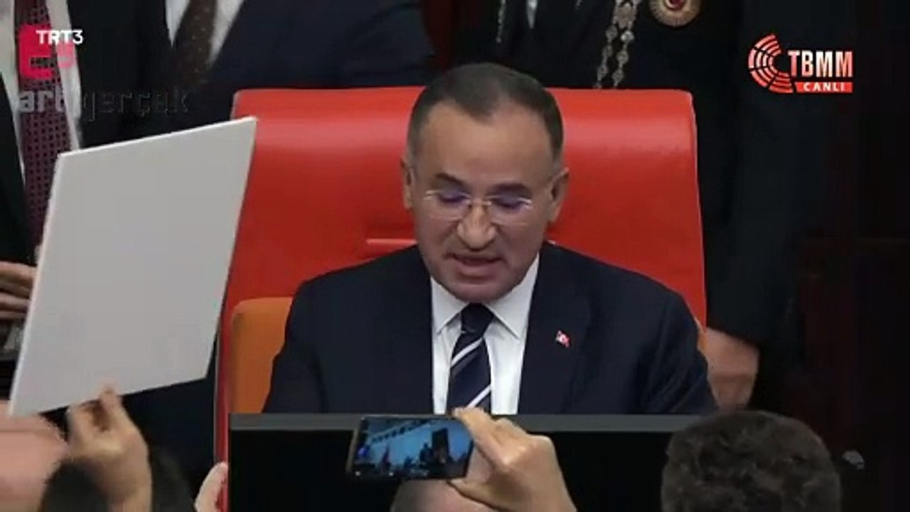Bekir Bozdağ kararı okuturken bir vekil Bekir Bozdağ'a Anayasa fırlattı