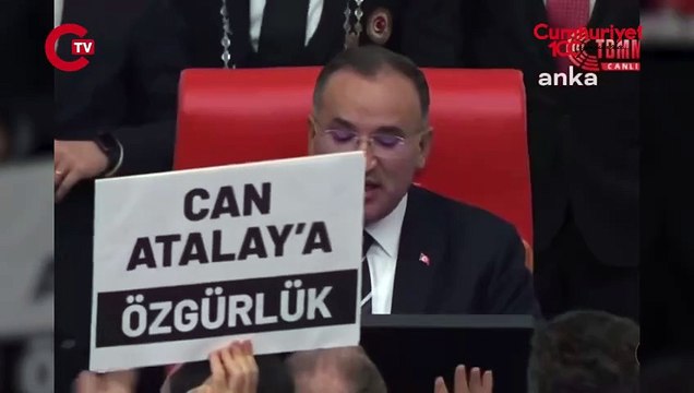 Bekir Bozdağ’a anayasa kitapçığı fırlatıldı