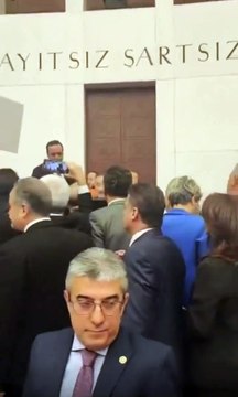 Bekir Bozdağ'ın suratına Anayasa kitapçığı fırlatıldı