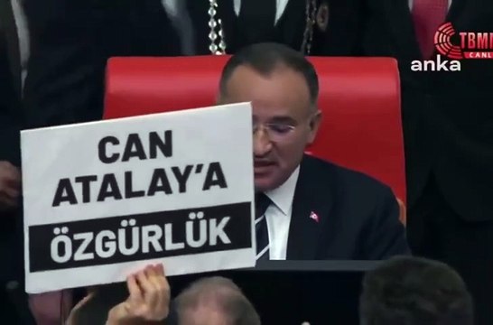Can Atalay kararını okuyan Bekir Bozdağ'a Anayasa kitapçığı fırlatıldı