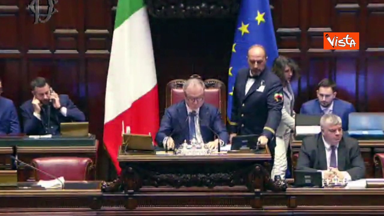 Bonelli (Avs) mostra le foto di Ilaria Salis in Aula: "Per i distratti che non le hanno viste"