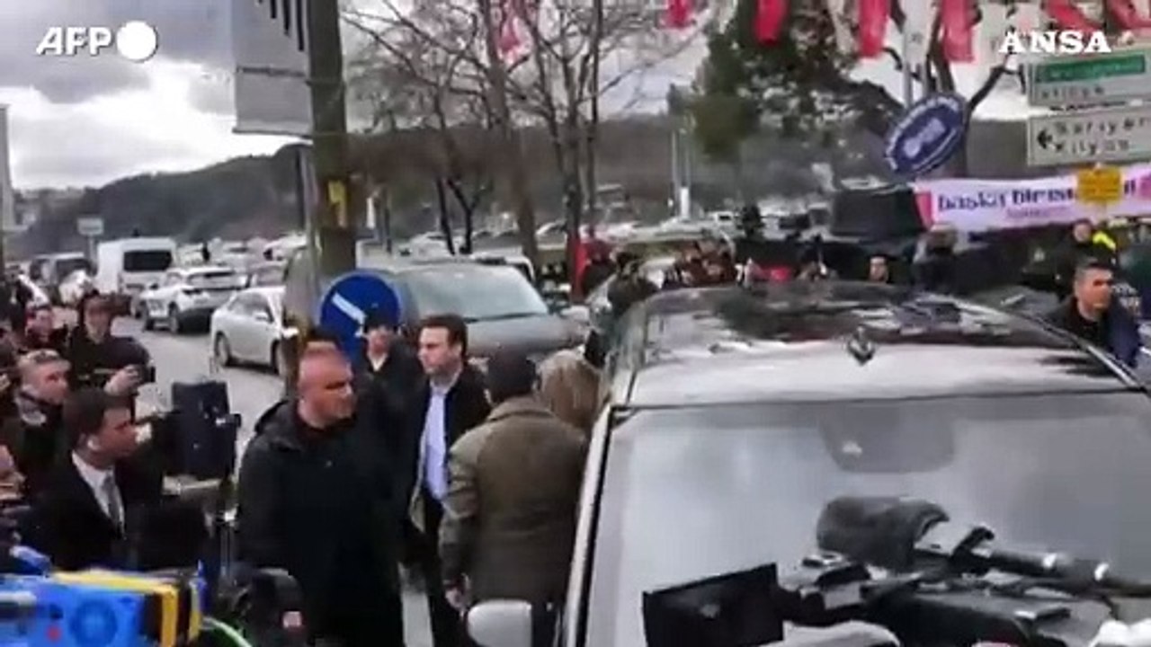 Istanbul, il sindaco sul luogo dell'attacco alla chiesa italiana