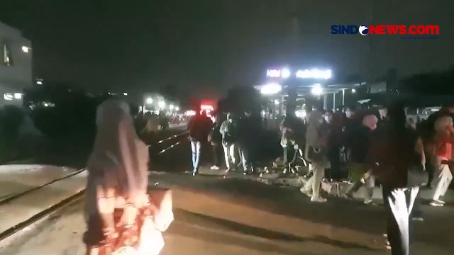 Gangguan KRL Tujuan Rangkasbitung, Penumpang Nekat Turun dari Kereta