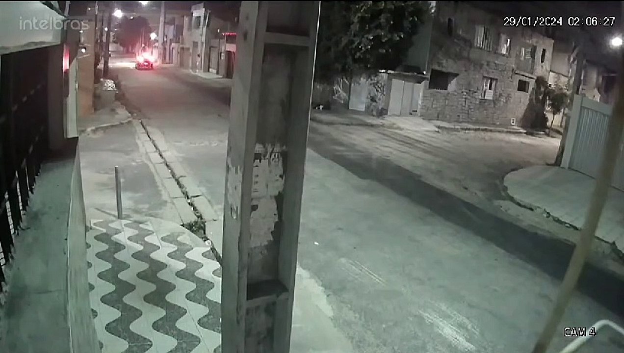 Criminosos escalam residência e furtam pertences de família em Fortaleza