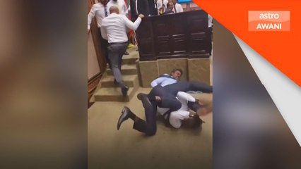 Parlimen Maldives Jadi 'Gelanggang Tinju' — Ketegangan di Dewan Rakyat 🤼‍♂️