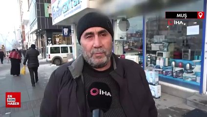 Muş'ta park halindeki araca arkadan çarptı, araç mağazaya daldı