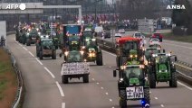 Protesta agricoltori in Francia, trattori sull'autostrada A4