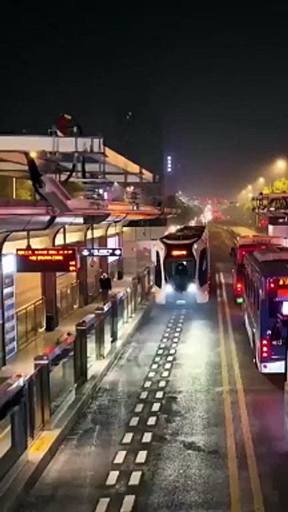 China inventa un tren sin raíles y las redes se chotean: "Se llama autobús"