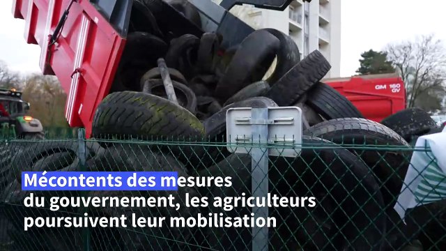 Colère des agriculteurs : à Laval, des murs de pneus devant le centre des impôts