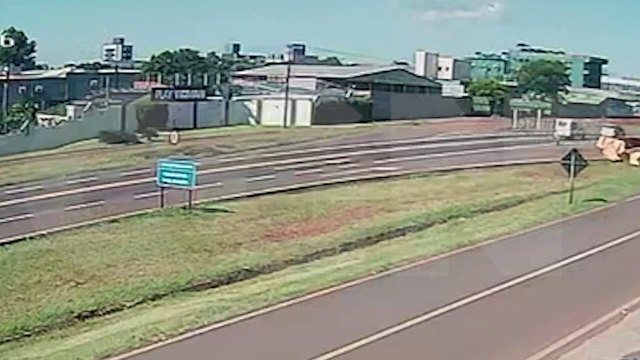 Imagens fortes: Câmera flagra homem sendo atropelado na BR-277 em Cascavel