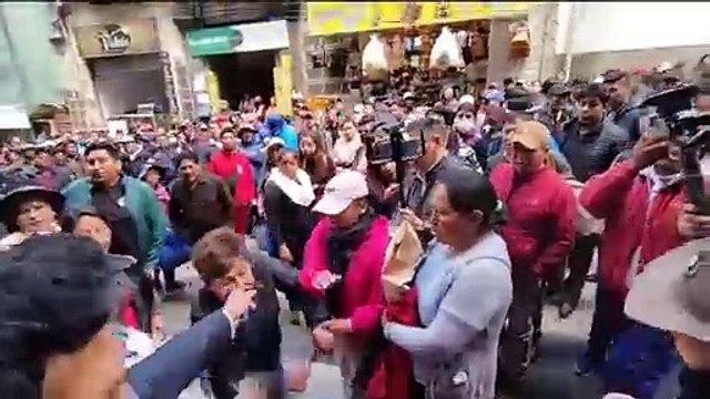 Video: ‘Evistas’ y ‘arcistas’ se enfrentan a golpes cerca a la Vicepresidencia, donde se realiza el diálogo por las elecciones