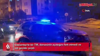 Gaziantep'te TIR üst geçide sıkıştı! Dorsesi açıldı fark etmedi