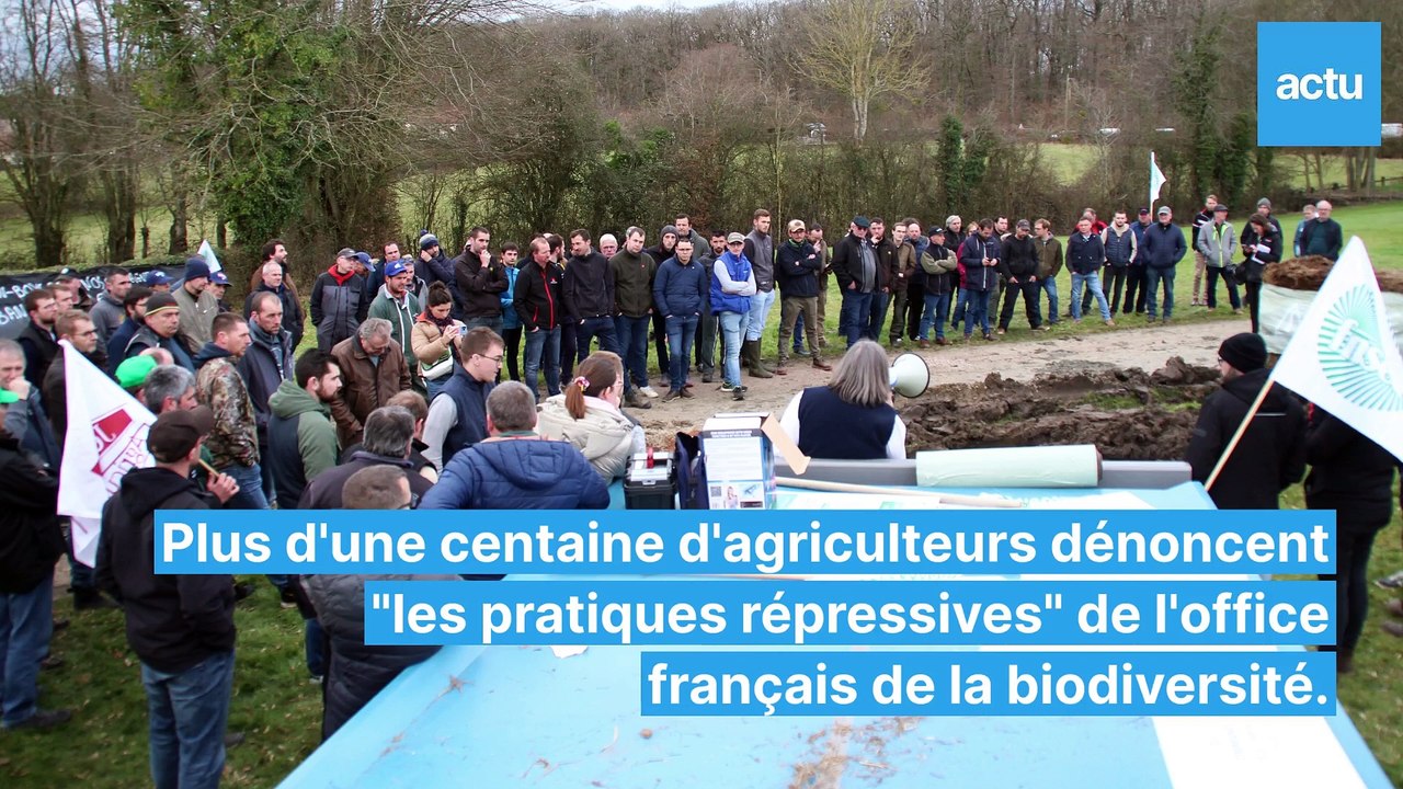 Les agriculteurs de l'Orne enrubannent l'Office français de la biodiversité
