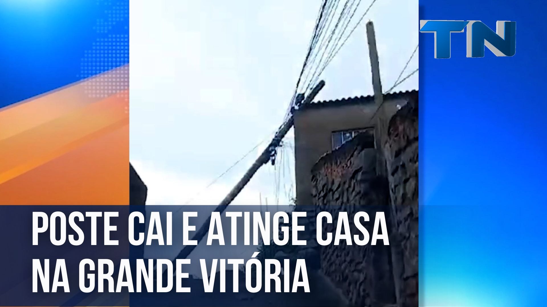 Poste cai e atinge casa na Grande Vitória
