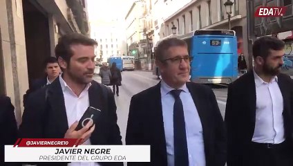 Así desnuda Negre a Patxi López con cinco preguntas en un semáforo en rojo