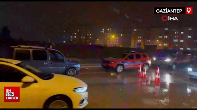 Gaziantep’te dorsesi açılan tır üst geçide sıkıştı