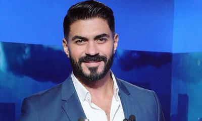 خالد سليم يحلق شعره باكياً على الهواء مباشرة