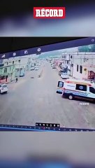 Sale volando de la ambulancia por exceso de velocidad