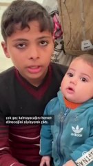Filistinli küçük çocuk 6 aylık kardeşine bakıyor!