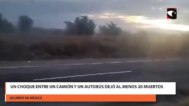 Un choque entre un camión y un autobús dejó al menos 20 muertos