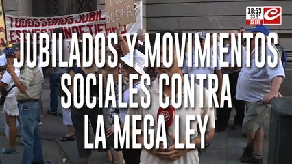 下载视频: Jubilados y movimientos sociales protestan en el Congreso