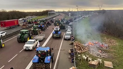 Une partie des tracteurs qui bloquent l'autoroute A5 près de Paris sortent de l'autoroute pour mener une opération escargot sur la N104.