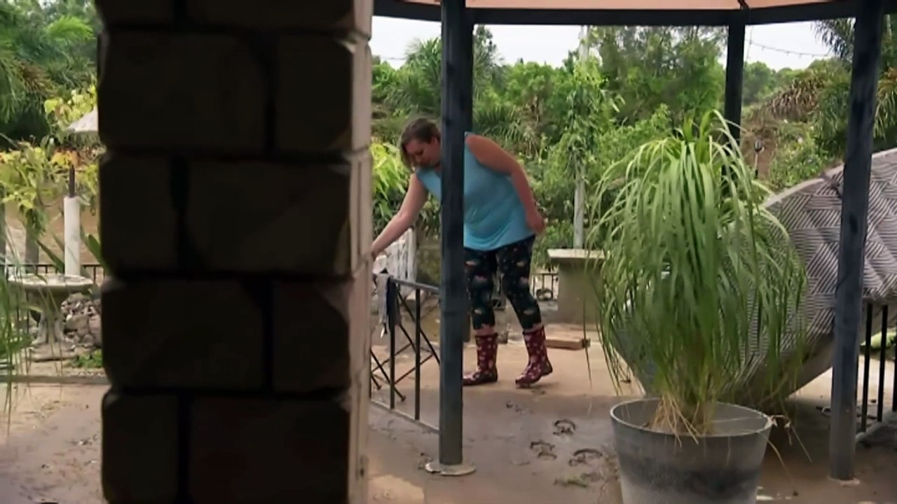 Queenslanders assess damage to homes as floodwaters recede