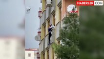 Apartmandan atlamak isteyen kadın son anda kurtarıldı