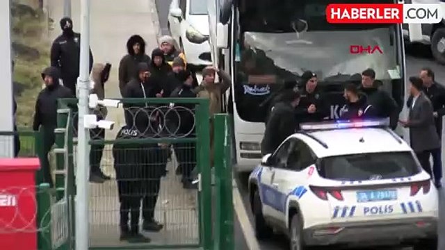 Başakşehir'de kaçak göçmenleri taşıyan otobüs kaza yaptı