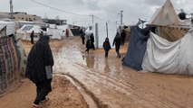 الأمطار تفاقم الأوضاع الإنسانية للنازحين في مخيمات الإيواء برفح