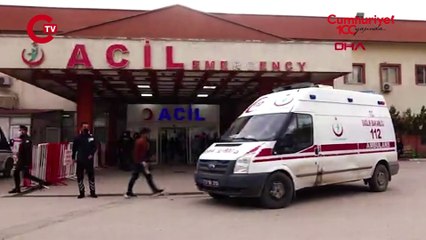 Üzerine kaya parçaları düşen kepçe operatörü yaralandı