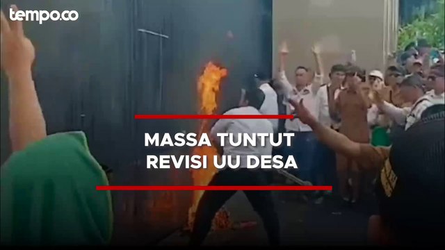 Demo APDESI di Depan Gedung DPR Ricuh, Massa Hancurkan Pagar Tembok