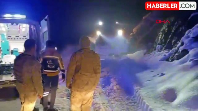 Kardan kapanan köy yolunda rahatsızlanan yaşlı adam hastaneye ulaştırıldı