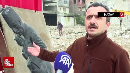 Hatay'da enkazdan çıkardığı Atatürk rölyefini dükkanının önünde sergiliyor