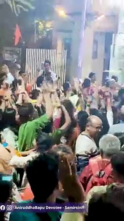Shraddhavans enthusiastically calling out to Sadguru Aniruddha Bapu to seek Darshan